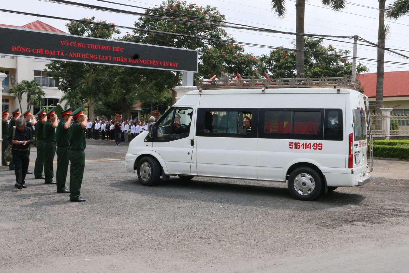 Ngàn người dân đón linh cữu Anh hùng phi công Nguyễn Văn Bảy ảnh 11