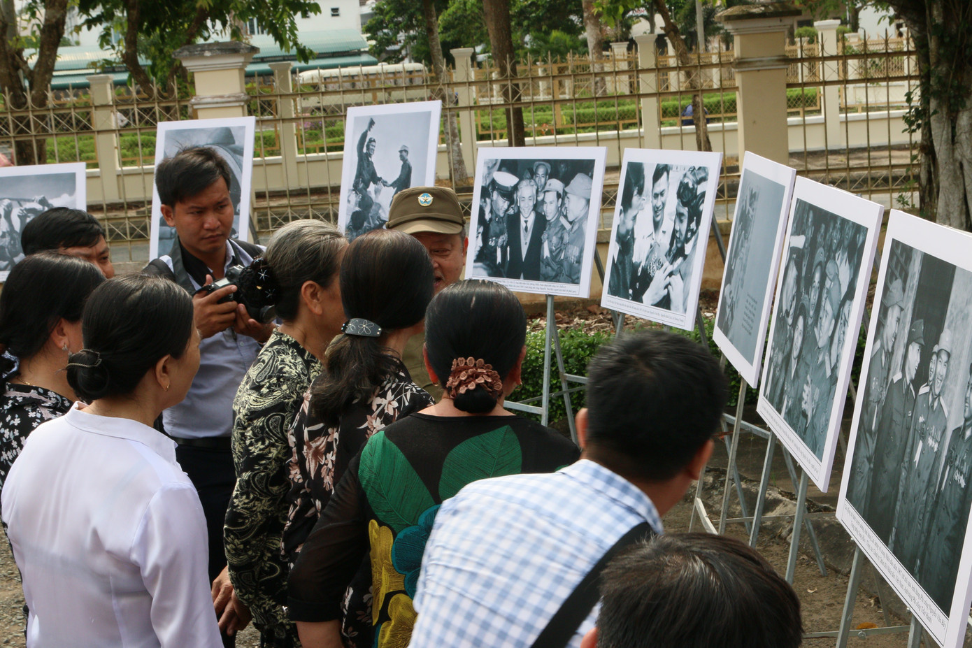 Ngàn người dân đón linh cữu Anh hùng phi công Nguyễn Văn Bảy ảnh 7