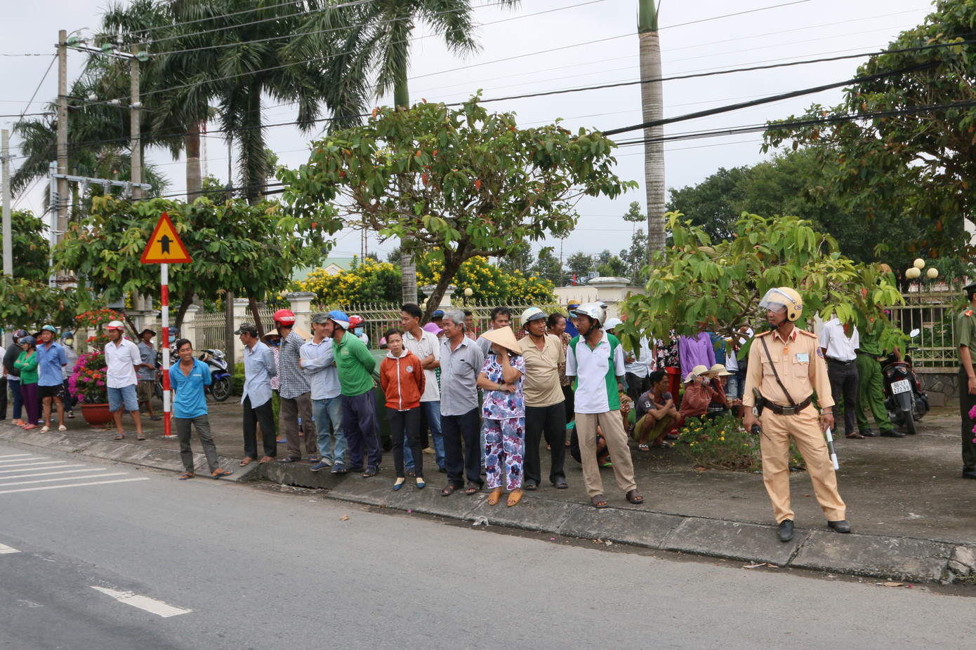 Ngàn người dân đón linh cữu Anh hùng phi công Nguyễn Văn Bảy ảnh 10