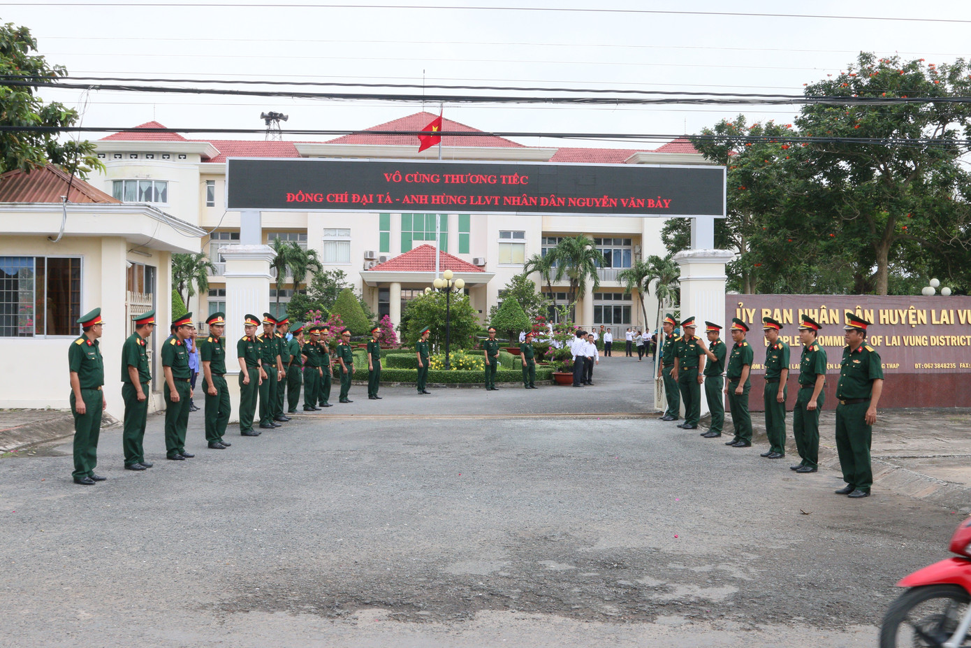 Ngàn người dân đón linh cữu Anh hùng phi công Nguyễn Văn Bảy ảnh 9