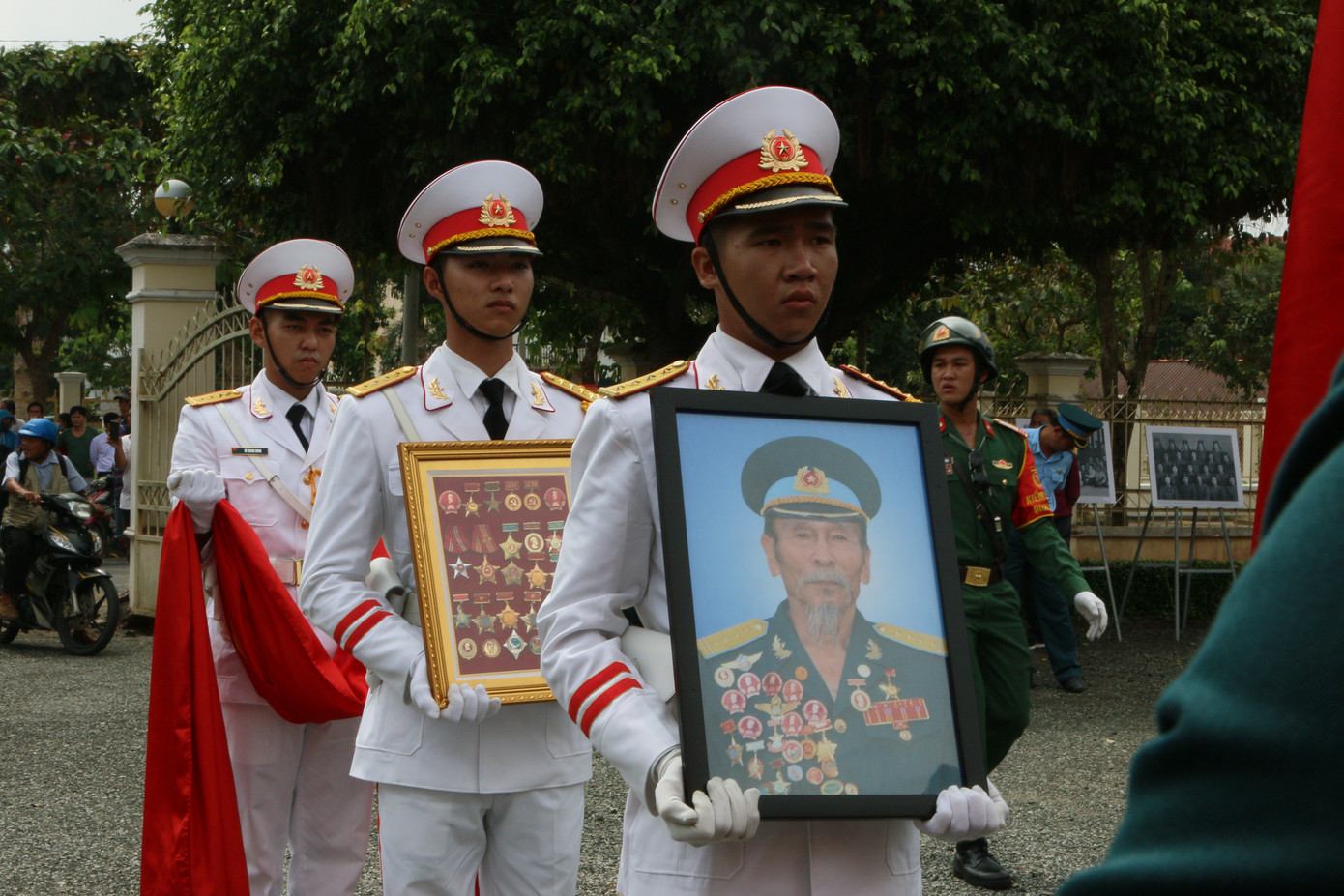 Ngàn người dân đón linh cữu Anh hùng phi công Nguyễn Văn Bảy ảnh 12