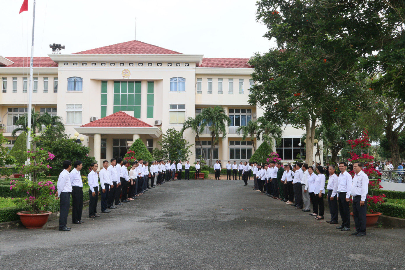 Ngàn người dân đón linh cữu Anh hùng phi công Nguyễn Văn Bảy ảnh 8