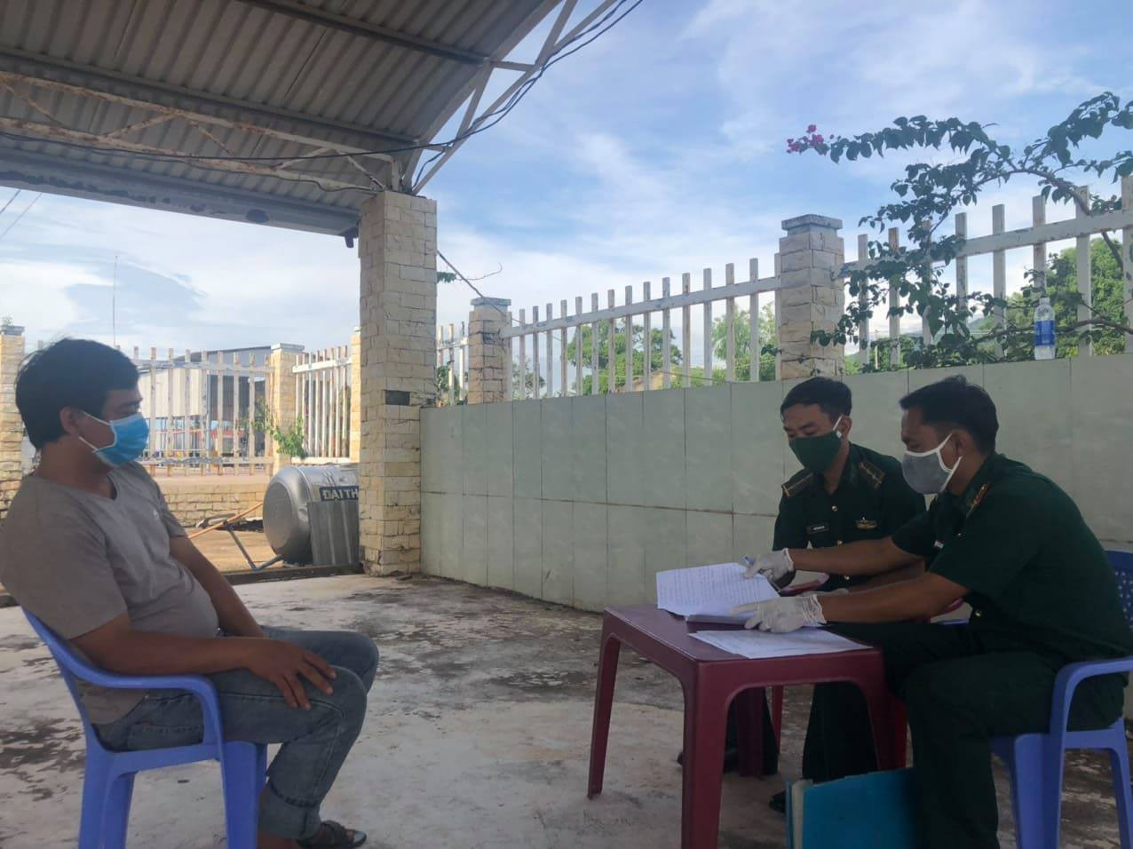 Bắt giữ 3 phụ nữ vượt biên trái phép sang Trung Quốc ảnh 1