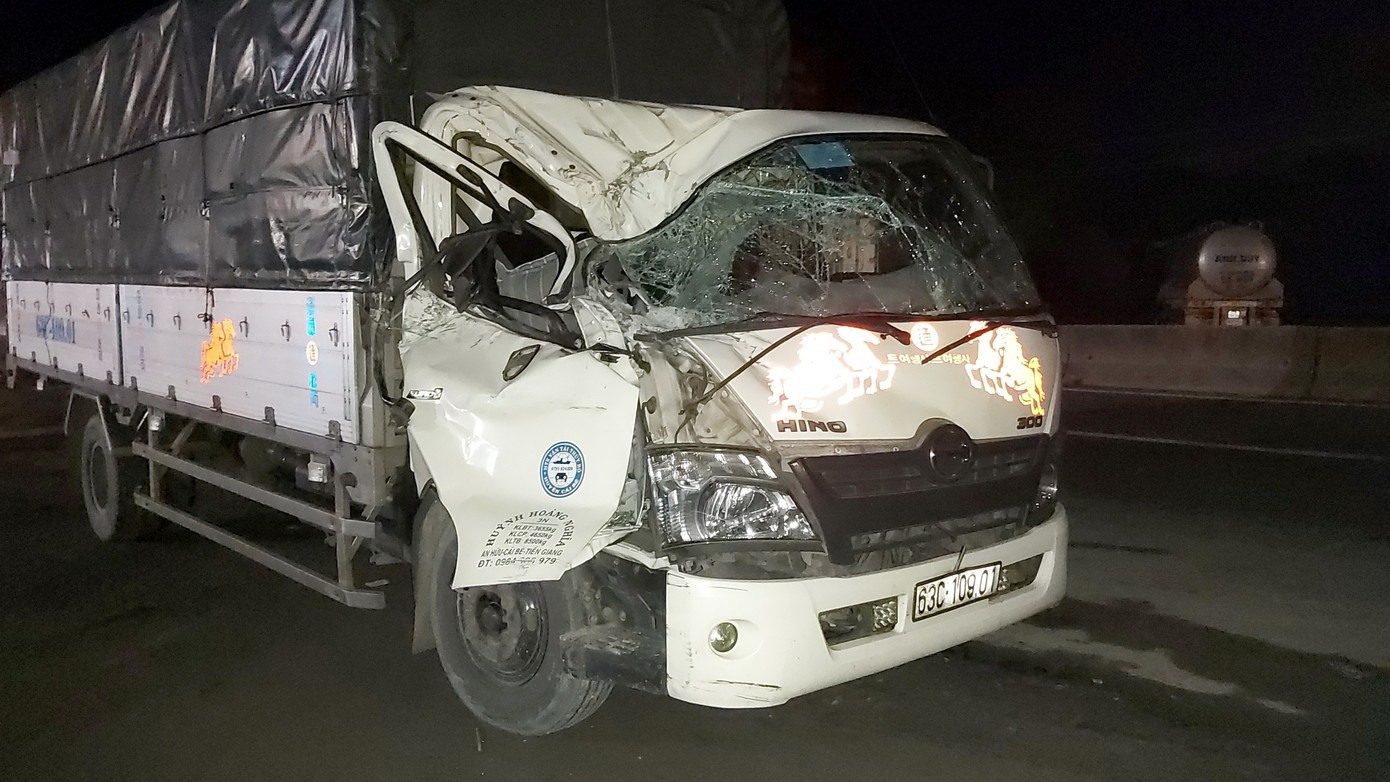 Tiền Giang: Va chạm giữa 2 xe tải, 3 người thoát chết trong cabin bẹp dúm ảnh 1