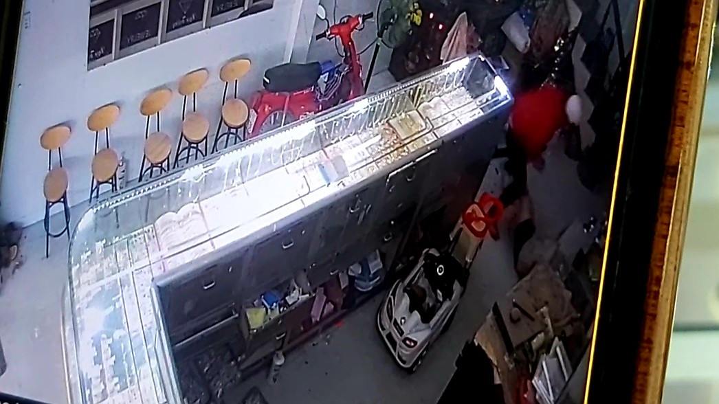 Nam thanh niên che mặt vào tiệm vàng đánh thương tích chủ tiệm ảnh 1