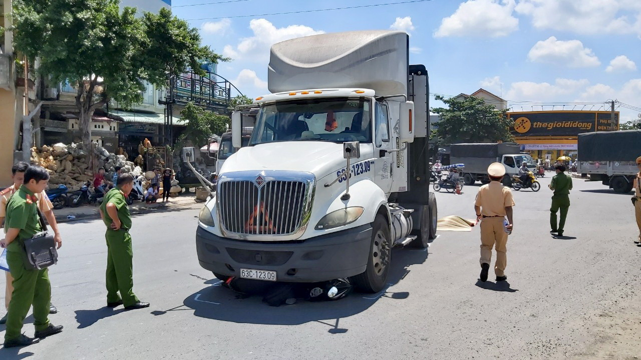 Va chạm với xe đầu kéo, một người đàn ông tử vong tại chỗ ảnh 1