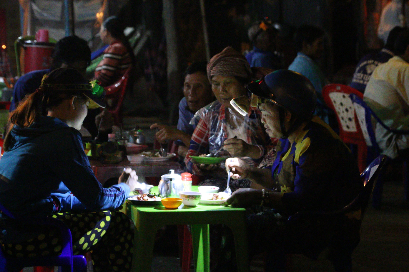 Nửa đêm đi 'chợ ma' giữa vùng nước nổi ảnh 8