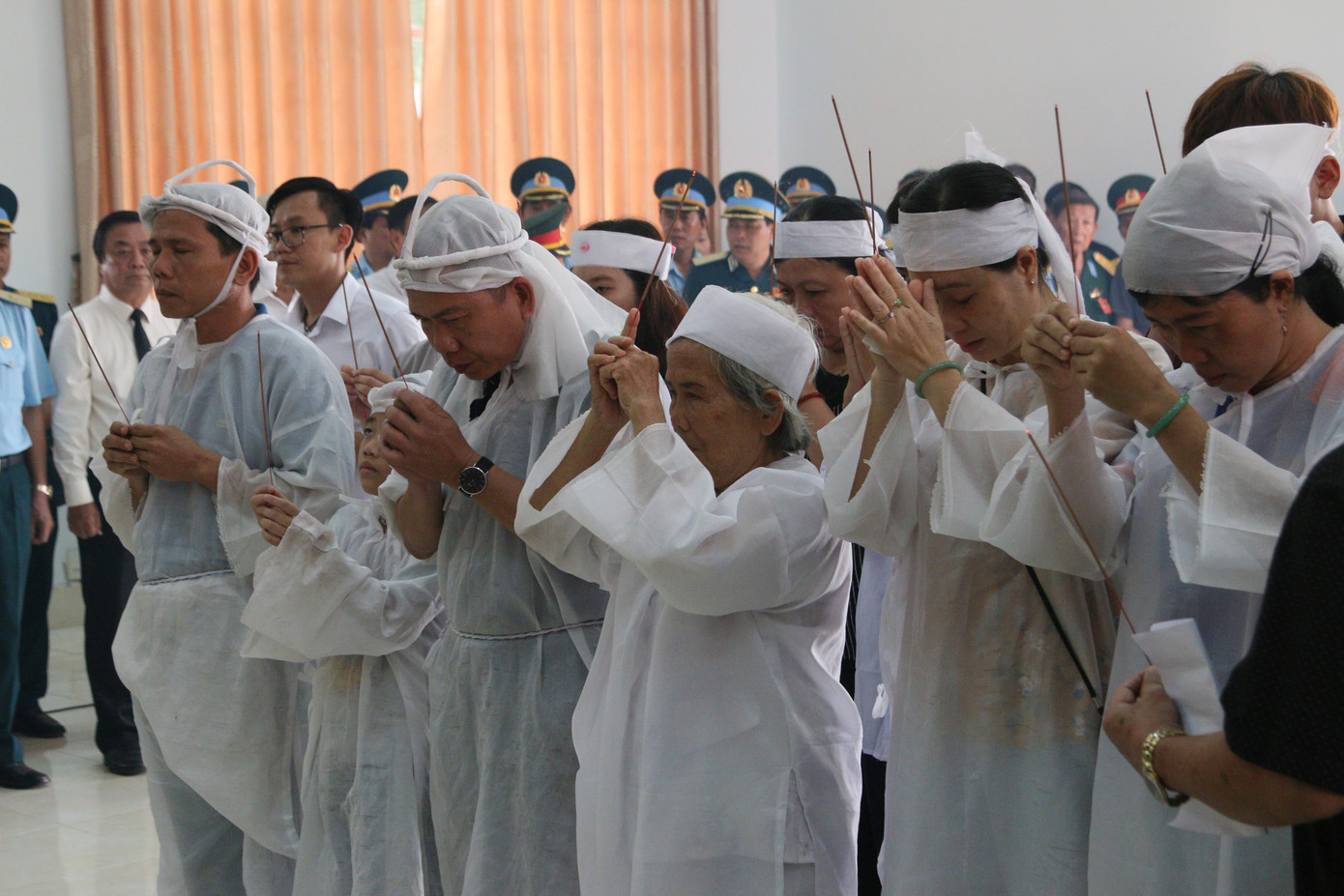 Lưu luyến tiễn đưa Anh hùng phi công Nguyễn Văn Bảy về với đất mẹ ảnh 1