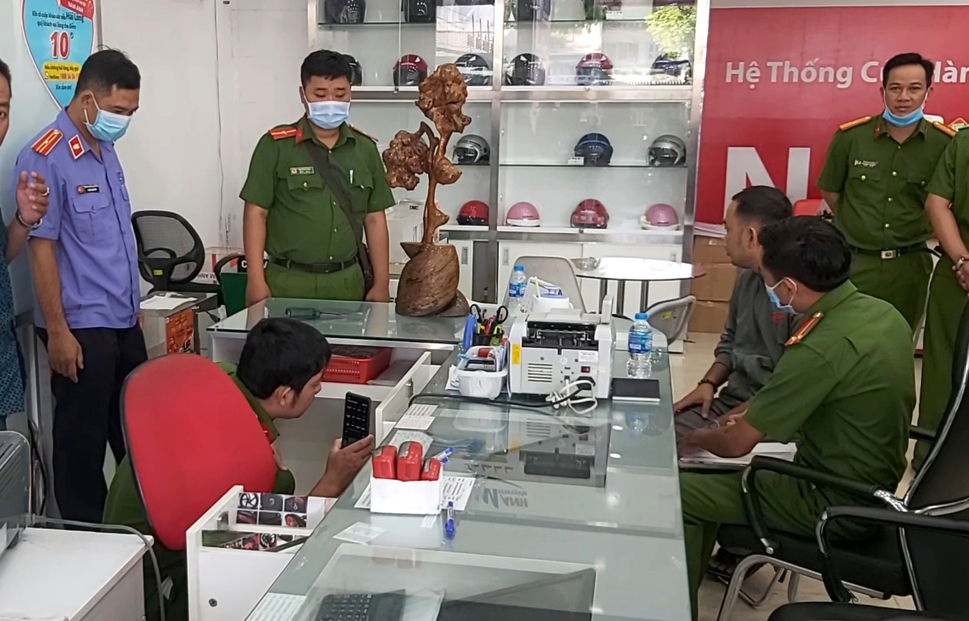 Trộm đu dây vào cửa hàng xe máy rồi rinh két sắt, dắt xe ga ảnh 1