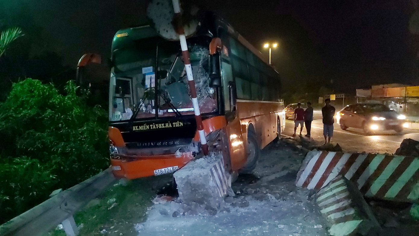 Xe khách hất tung biển báo giao thông, tông nát dải phân cách ảnh 1