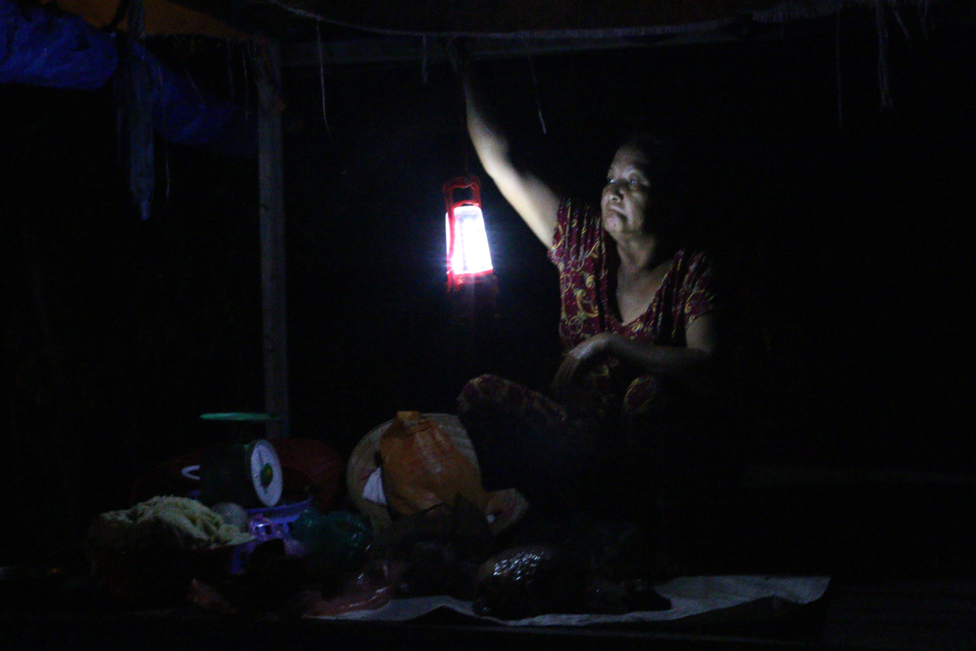 Nửa đêm đi 'chợ ma' giữa vùng nước nổi ảnh 2