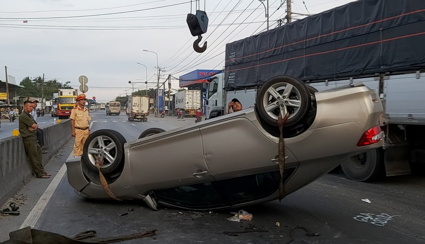 Xế hộp 'phơi bụng' trên quốc lộ 1A sau cú va chạm kinh hoàng ảnh 1