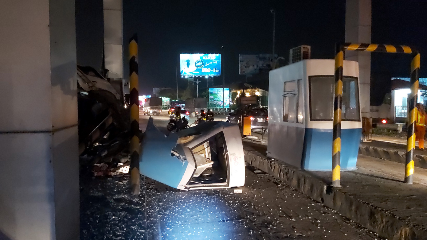  Xe đông lạnh tông sập cabin trạm thu phí rồi lật ngang ảnh 1