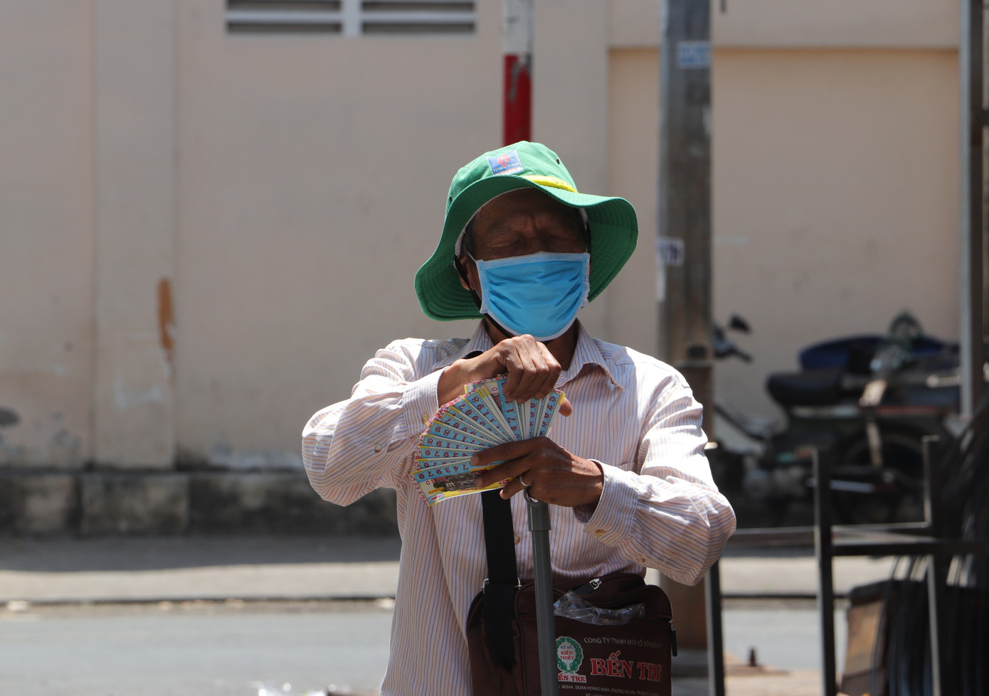 Nhiều tỉnh chi tiền tỷ hỗ trợ hàng ngàn người bán vé số ảnh 1