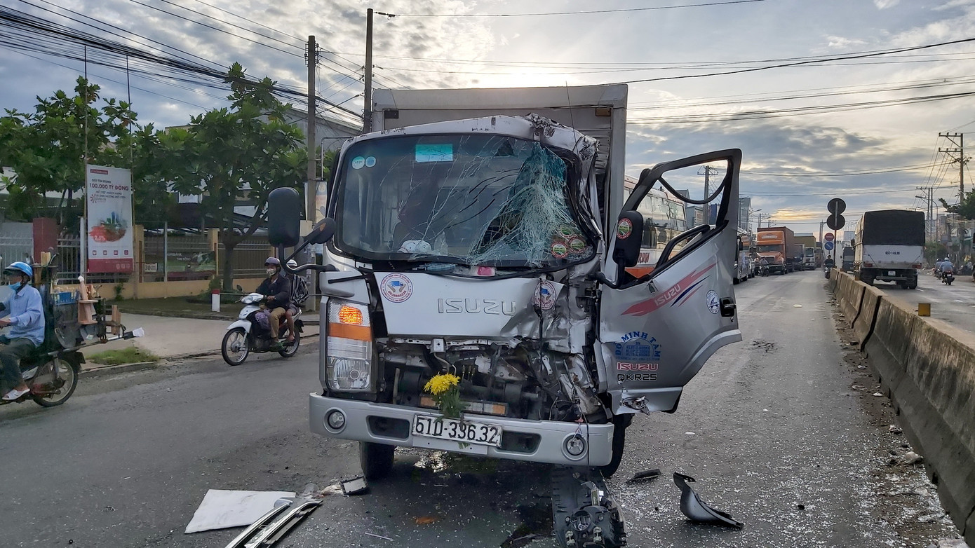 Tông đuôi xe tải dừng chờ đèn đỏ, tài xế kẹt cứng trong cabin ảnh 1