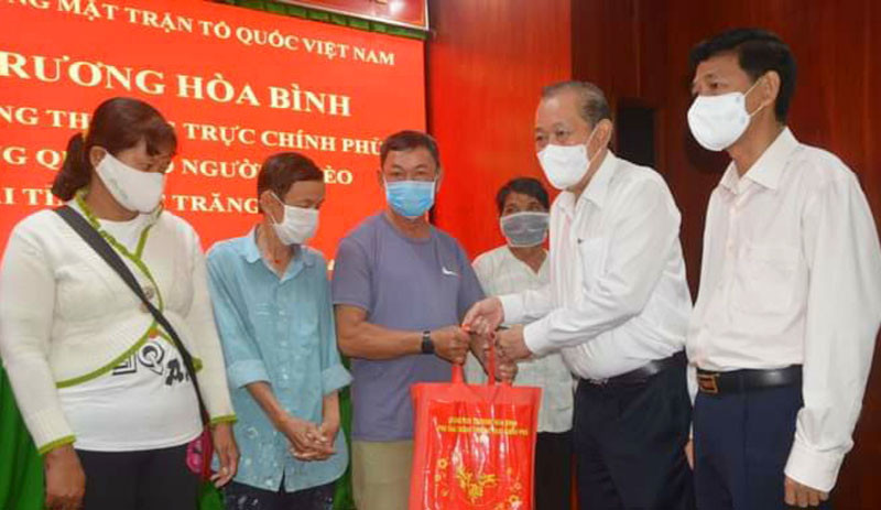 Phó Thủ tướng Trương Hòa Bình tặng quà Tết ở Sóc Trăng ảnh 1