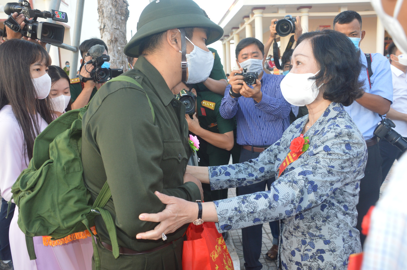 Trưởng Ban Dân vận Trung ương Trương Thị Mai dự ngày hội giao, nhận quân ở Sóc Trăng ảnh 1