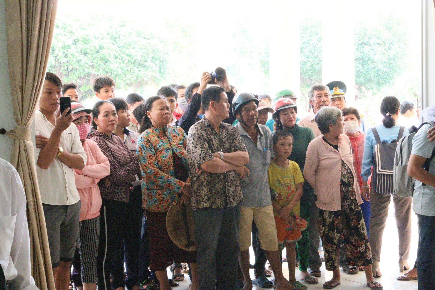 Ngàn người dân đón linh cữu Anh hùng phi công Nguyễn Văn Bảy ảnh 19 Ngàn người dân đón linh cữu Anh hùng phi công Nguyễn Văn Bảy ảnh 19