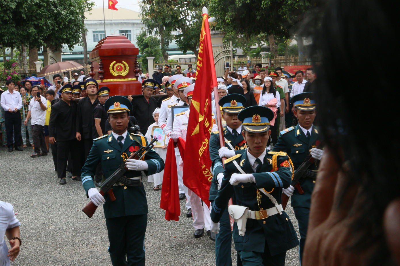 Ngàn người dân đón linh cữu Anh hùng phi công Nguyễn Văn Bảy ảnh 14