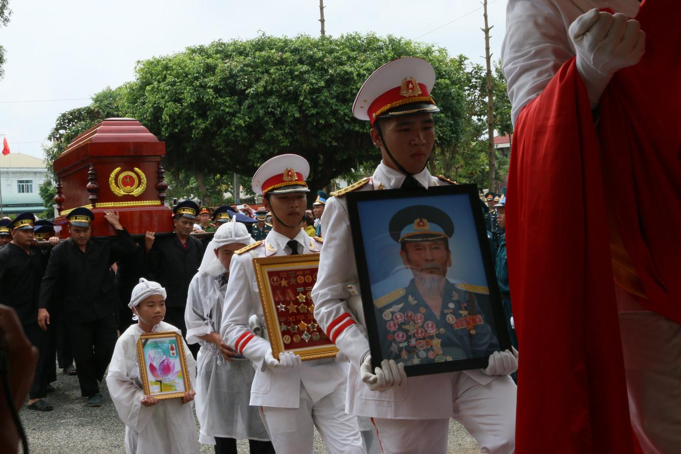 Ngàn người dân đón linh cữu Anh hùng phi công Nguyễn Văn Bảy ảnh 15