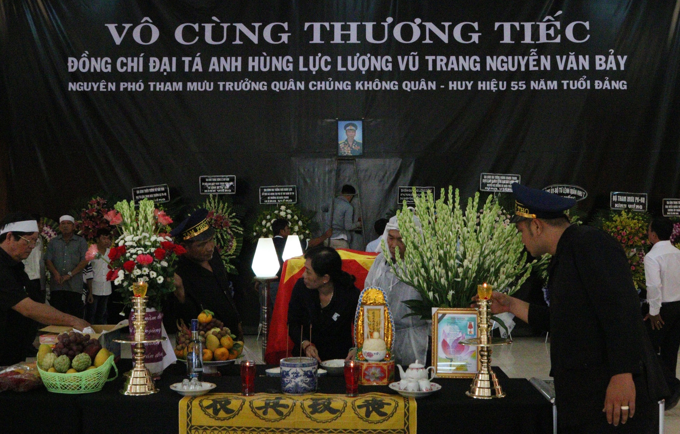 Ngàn người dân đón linh cữu Anh hùng phi công Nguyễn Văn Bảy ảnh 17