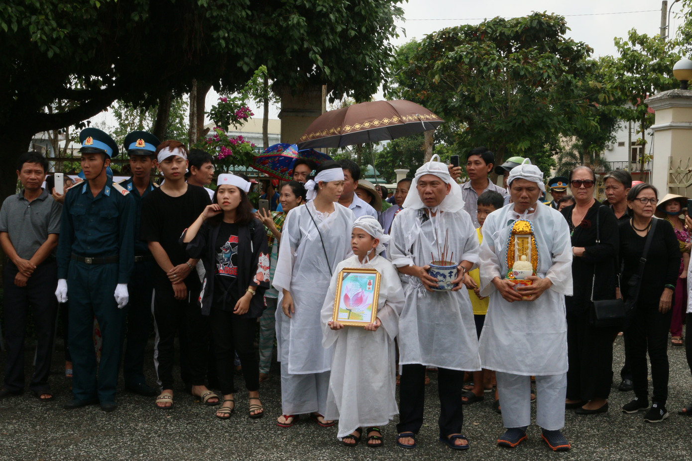 Ngàn người dân đón linh cữu Anh hùng phi công Nguyễn Văn Bảy ảnh 13