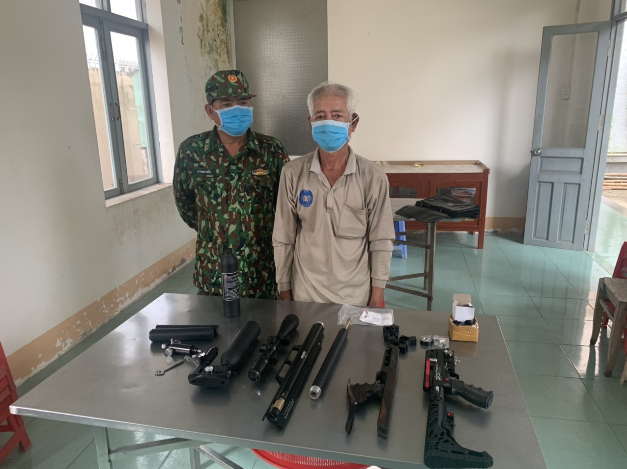 Tạm giữ cụ ông 73 tuổi vận chuyển súng trái phép qua biên giới ảnh 1