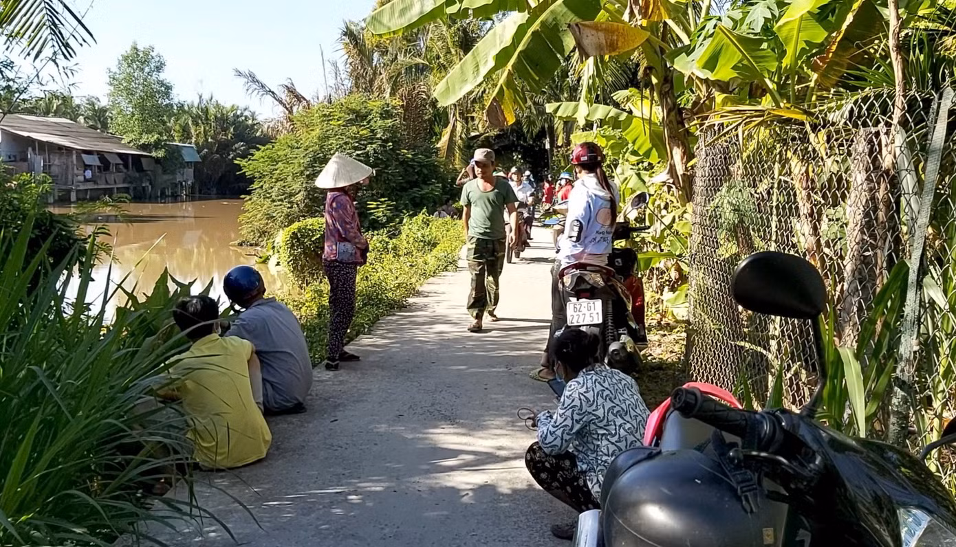 Kinh hãi phát hiện thi thể phân huỷ trôi trên sông Bảo Định ảnh 1