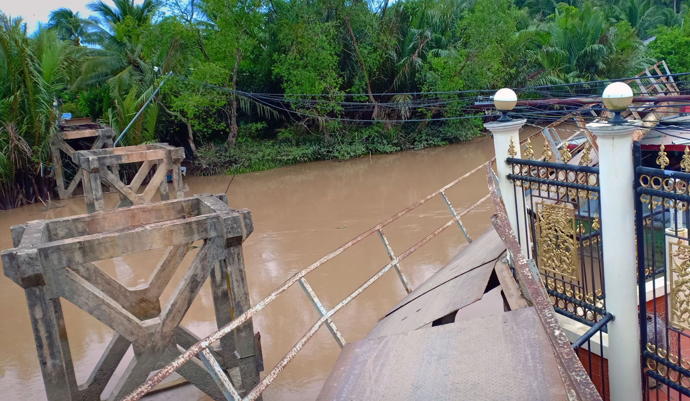 Kinh hãi sà lan 500 tấn đâm sập cầu ở Bến Tre ảnh 1