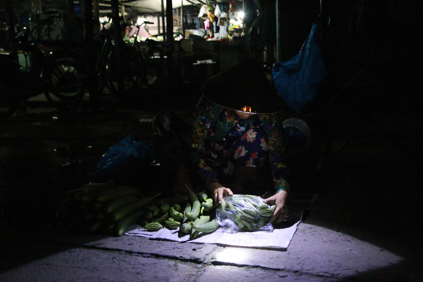 Nửa đêm đi 'chợ ma' giữa vùng nước nổi ảnh 13