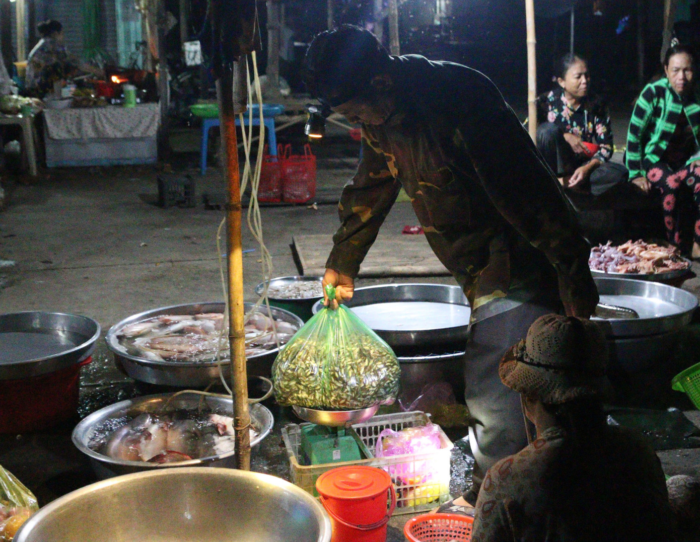 Nửa đêm đi 'chợ ma' giữa vùng nước nổi ảnh 6