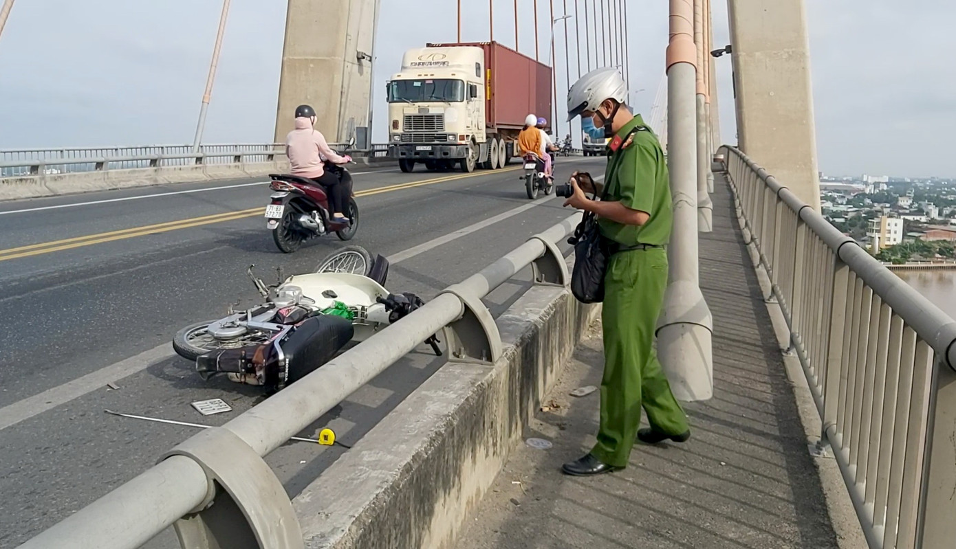 Nam thanh niên đi xe máy nghi bị chém bất tỉnh trên cầu ảnh 1