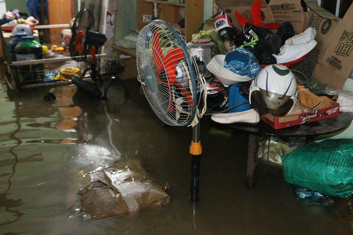 Triều cường tràn đê, tài sản người dân bị nhấn chìm ảnh 6