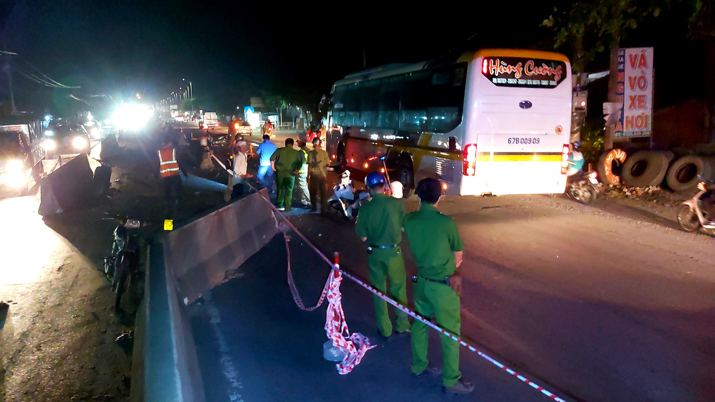 Xe máy va vào dải phân cách trên Quốc lộ 1A, hai thanh niên tử vong ảnh 1