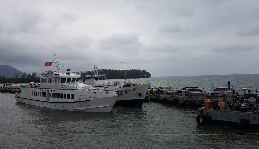 Vòi rồng cao hàng chục mét xuất hiện ở biển Vũng Áng trước giờ bão số 4 đổ bộ ảnh 7 Vòi rồng cao hàng chục mét xuất hiện ở biển Vũng Áng trước giờ bão số 4 đổ bộ ảnh 7