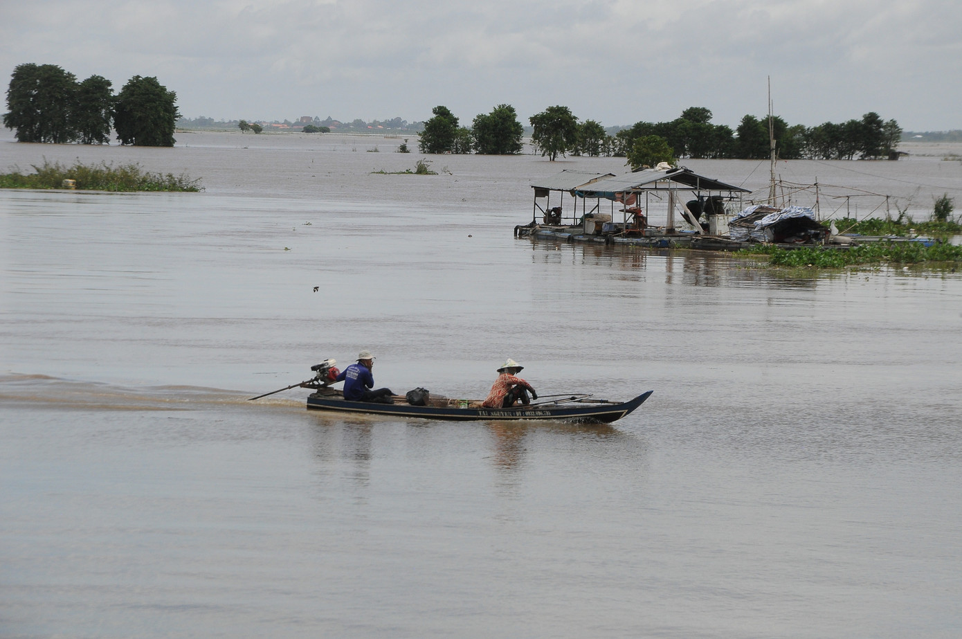 Nửa đêm đi 'chợ ma' giữa vùng nước nổi ảnh 17