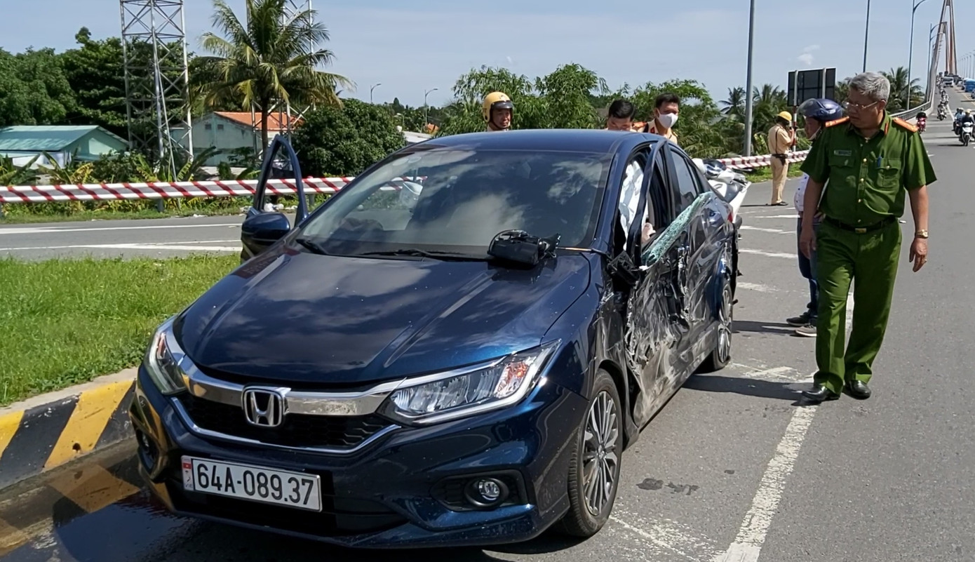 Xe tải mất thắng tông liên hoàn trên cầu Rạch Miễu ảnh 2