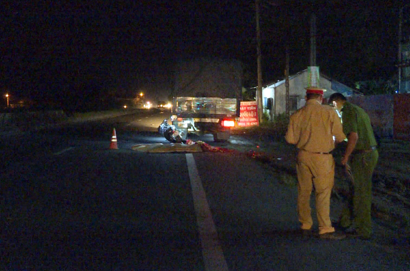 Hai mẹ con tử vong sau cú tông đuôi xe tải kinh hoàng ảnh 1