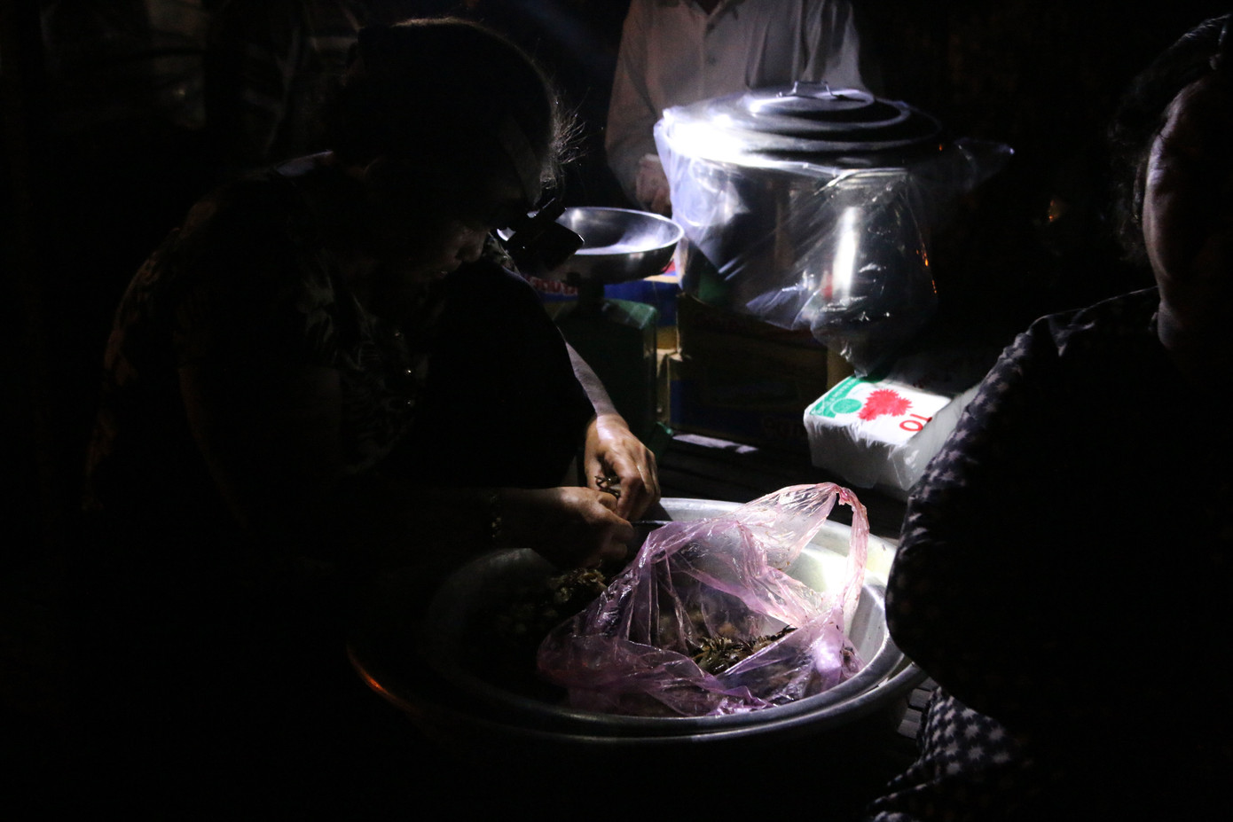 Nửa đêm đi 'chợ ma' giữa vùng nước nổi ảnh 7