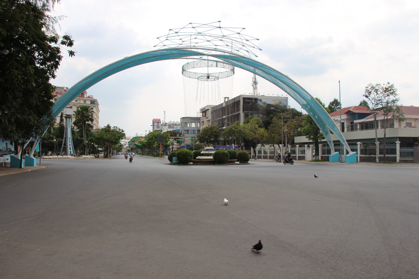 Đường phố miền Tây vắng vẻ trong ngày đầu cách ly toàn xã hội ảnh 1