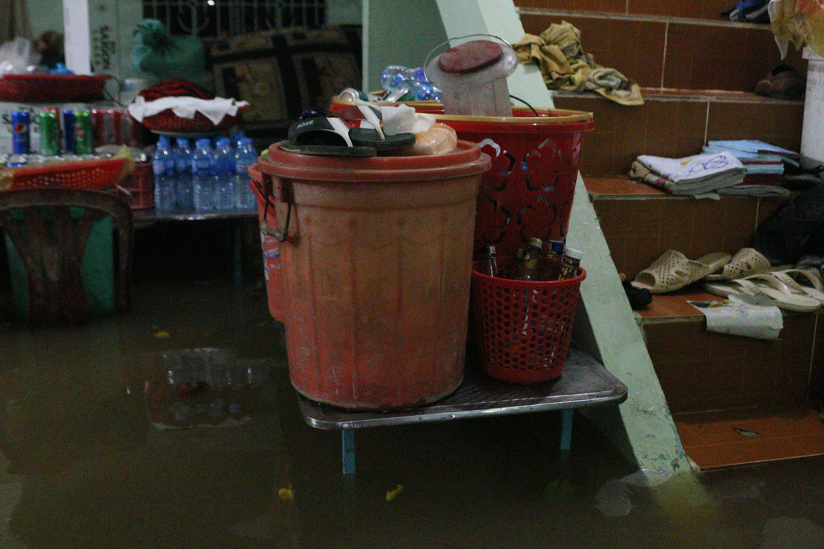 Triều cường tràn đê, tài sản người dân bị nhấn chìm ảnh 3