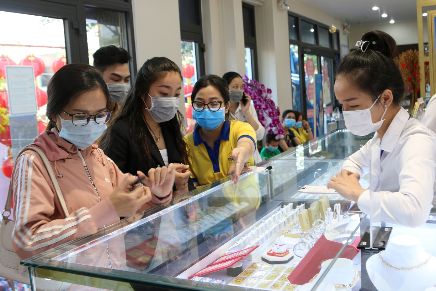 Người Hà Tĩnh, Cần Thơ đổ xô mua vàng ngày Vía Thần Tài ảnh 10