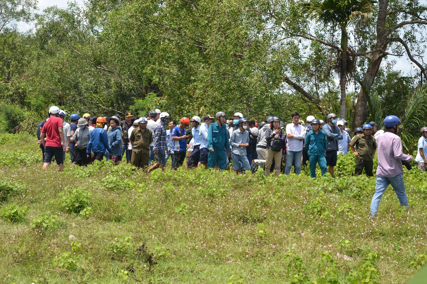 Xác định nguyên nhân tử vong của 3 người trong xe Mercedes dưới kênh ảnh 3