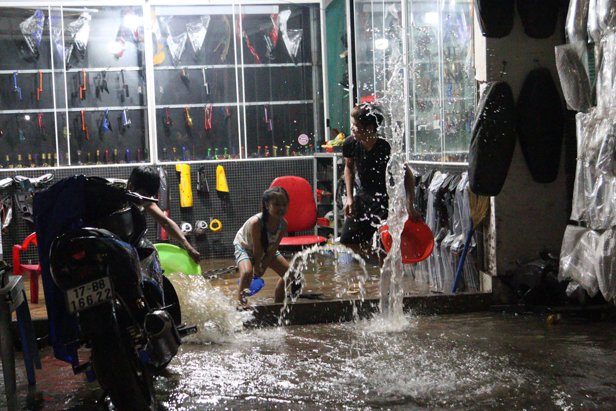 Triều cường tràn đê, tài sản người dân bị nhấn chìm ảnh 15