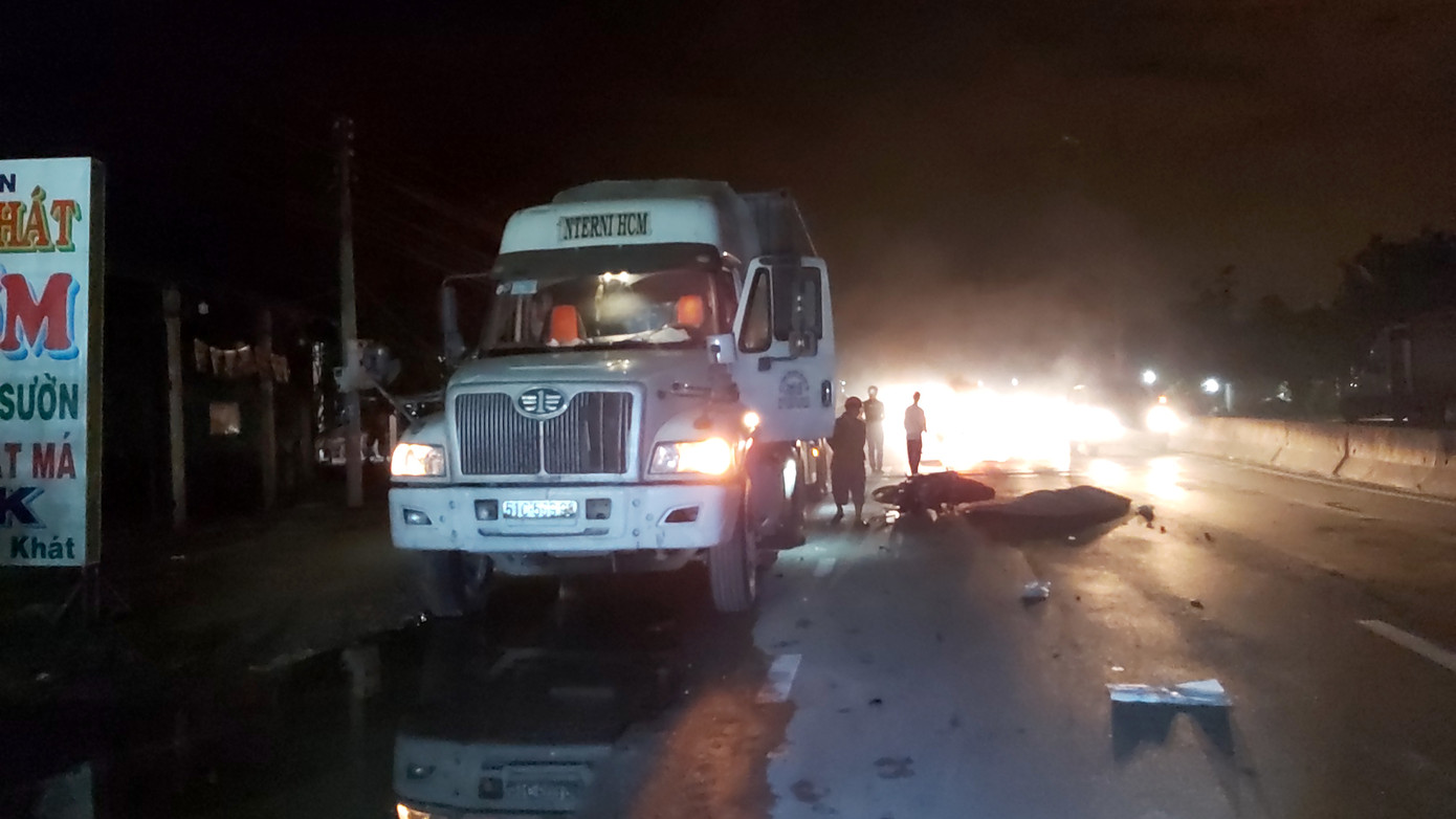 Nam thanh niên tử vong sau cú tông đuôi xe đầu kéo đang dừng bên đường ảnh 1