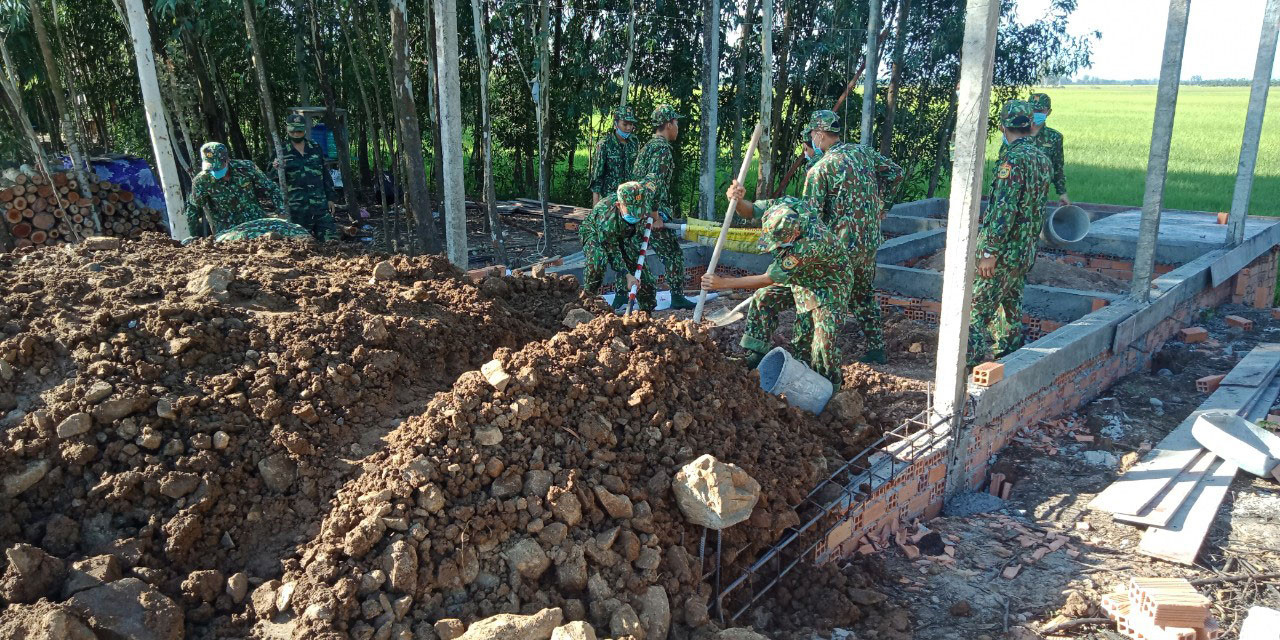 Khởi công xây dựng nhà tình thương cho gia đình 'con nuôi' Đồn Biên phòng ảnh 1