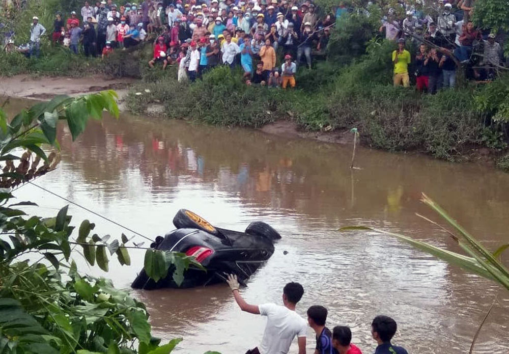 Phát hiện 3 người tử vong trong xe Mercedes nằm dưới kênh ảnh 1