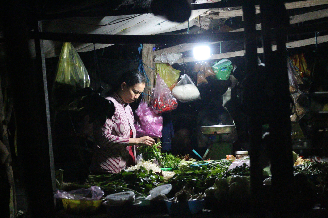 Nửa đêm đi 'chợ ma' giữa vùng nước nổi ảnh 11