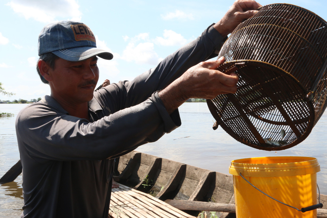 Nửa đêm đi 'chợ ma' giữa vùng nước nổi ảnh 18