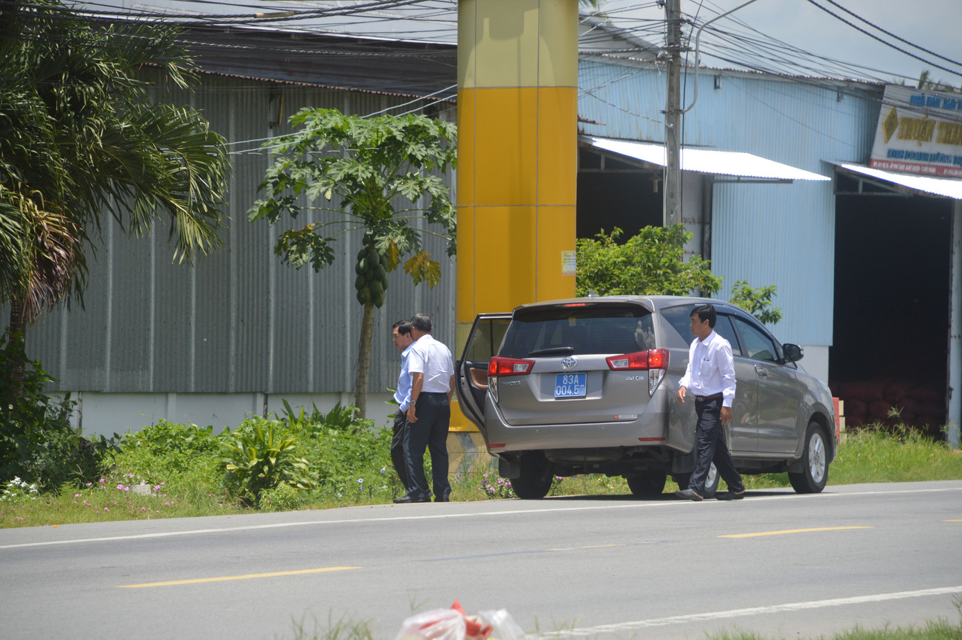 Nhiều xe biển xanh dự đám giỗ nhà Trưởng ban Tổ chức Tỉnh uỷ Sóc Trăng ảnh 2